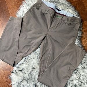 Tommy Hilfiger women Modern Skinny Stretch. Size 6